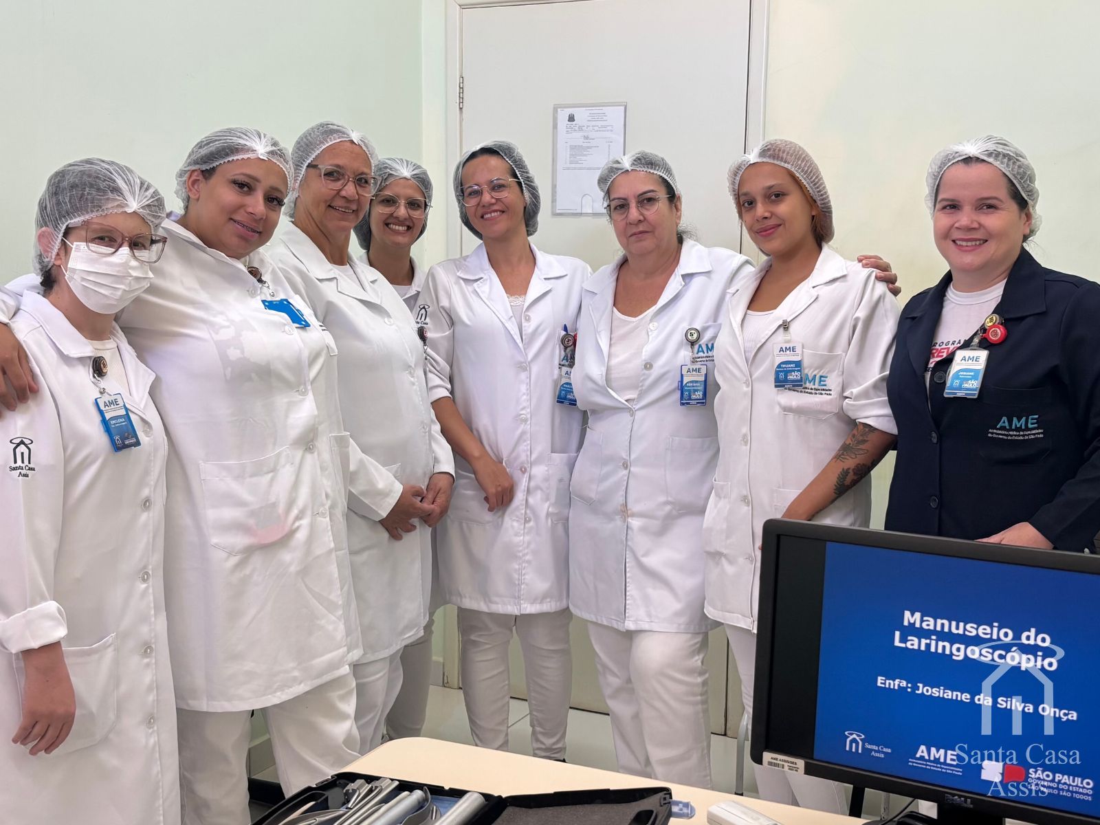 𝐆𝐞𝐬𝐭𝐚̃𝐨 𝐀𝐦𝐛𝐮𝐥𝐚𝐭𝐨𝐫𝐢𝐚𝐥 𝐒𝐚𝐧𝐭𝐚 𝐂𝐚𝐬𝐚 𝐝𝐞 𝐀𝐬𝐬𝐢𝐬 – 𝐀𝐌𝐄 𝐀𝐬𝐬𝐢𝐬 𝐩𝐫𝐨𝐦𝐨𝐯𝐞 𝐭𝐫𝐞𝐢𝐧𝐚𝐦𝐞𝐧𝐭𝐨 𝐭𝐞𝐨́𝐫𝐢𝐜𝐨 𝐬𝐨𝐛𝐫𝐞 𝐨 𝐦𝐚𝐧𝐮𝐬𝐞𝐢𝐨 𝐝𝐨 𝐥𝐚𝐫𝐢𝐧𝐠𝐨𝐬𝐜𝐨́𝐩𝐢𝐨 𝐩𝐚𝐫𝐚 𝐞𝐪𝐮𝐢𝐩𝐞 𝐝𝐞 𝐞𝐧𝐟𝐞𝐫𝐦𝐚𝐠𝐞𝐦